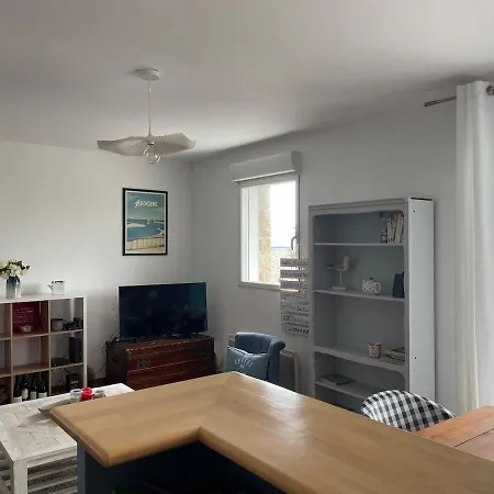 Sea View Apartment, Center